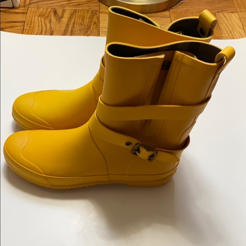 HP 🎉Burberry yellow mid buckle rain boot size: 10 - Picture 4 of 16